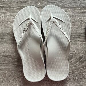 Archie’s Flip Flops - women’s size 10 With signature arch support, beige/ taupe